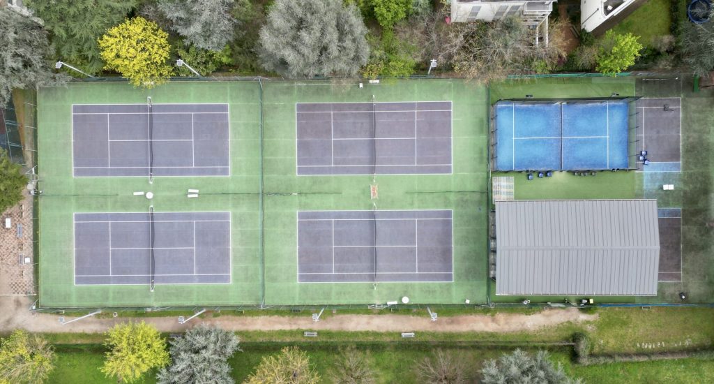 Vue en drone du site Aqueduc du TCM5 avec 4 terrains de tennis et 2 terrains de padel